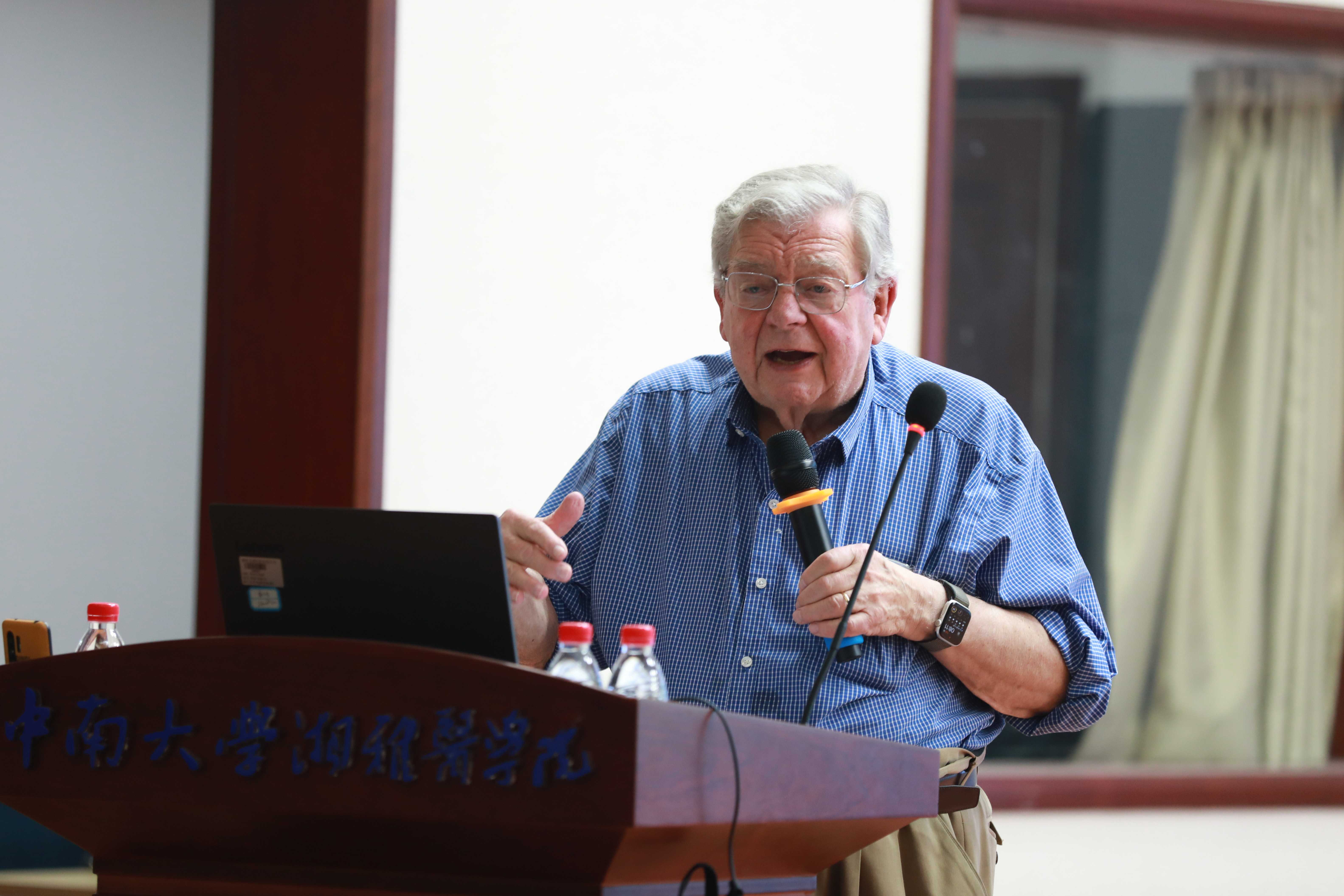 人類基因組組織前任主席Walter Bodmer